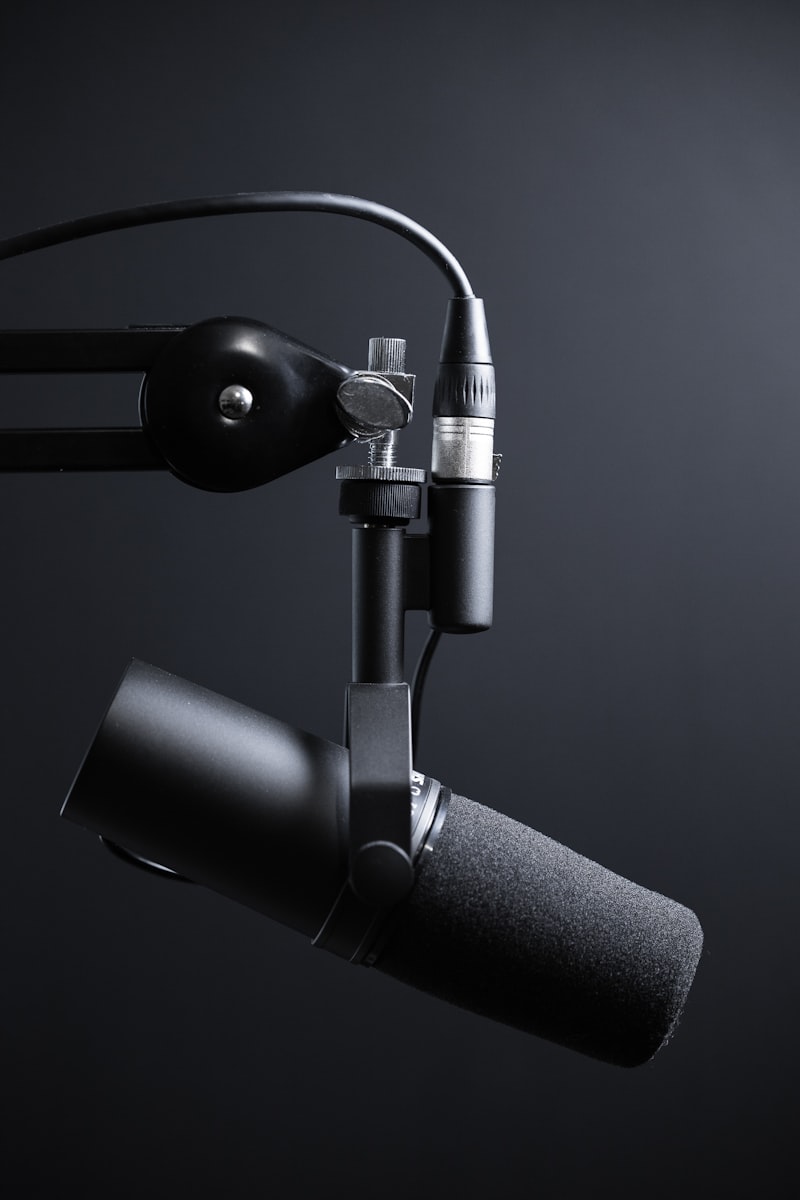 Microphone professionnel et éclairage de studio de balado